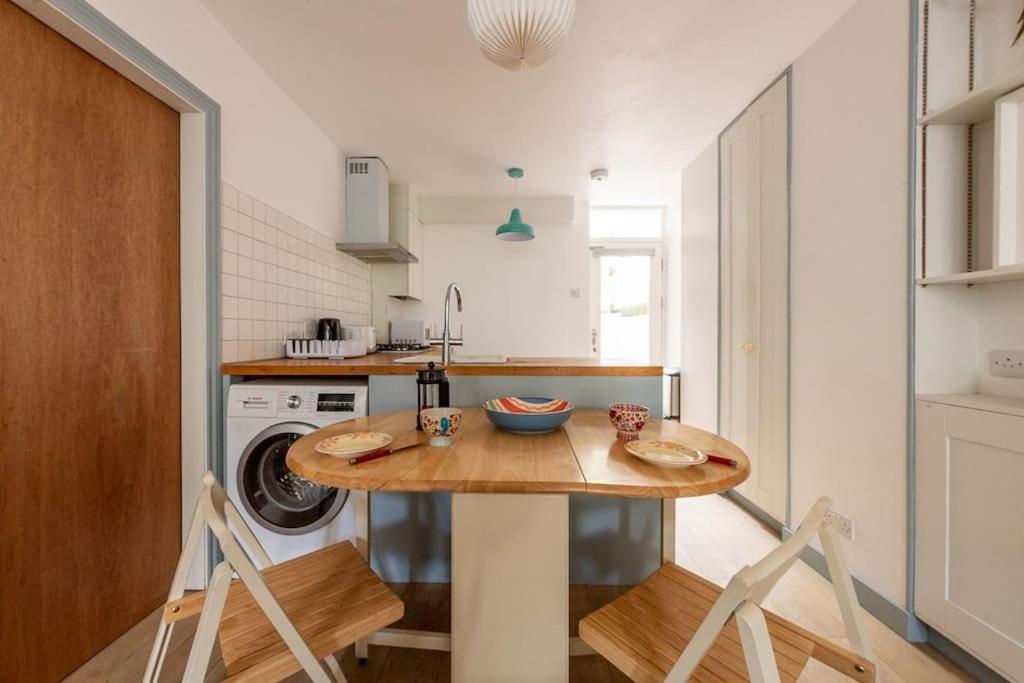 Lovely Self-Contained Basement Studio With Kitchen Londyn Zewnętrze zdjęcie
