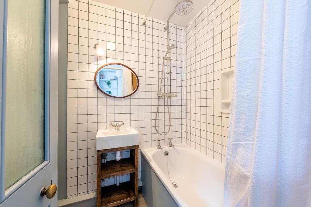 Lovely Self-Contained Basement Studio With Kitchen Londyn Zewnętrze zdjęcie
